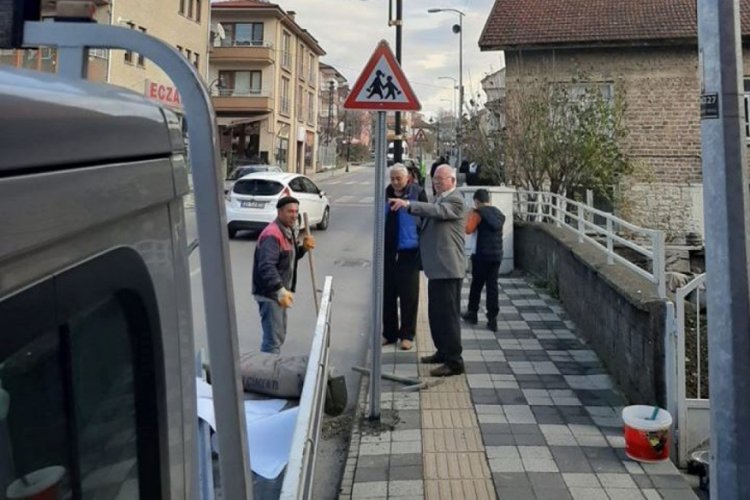 Okul &ouml;nlerine &ouml;ğrenci ge&ccedil;iş tabelası konuldu