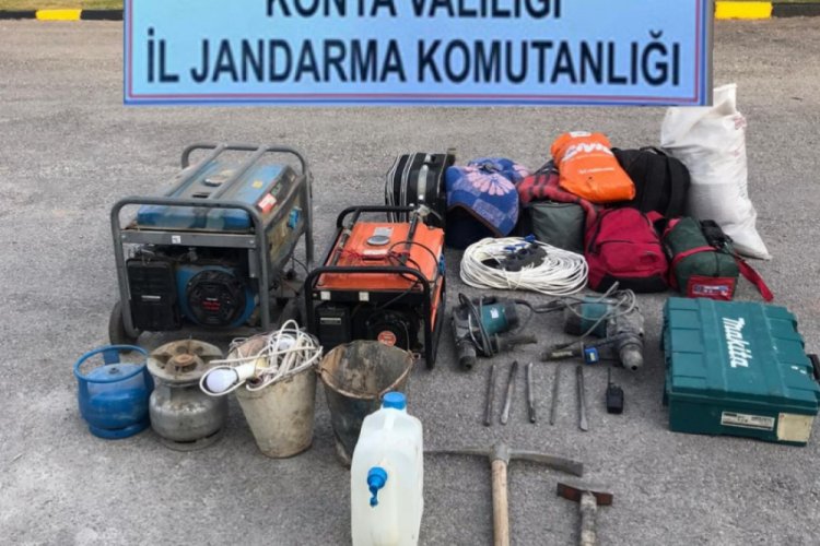 Ka&ccedil;ak kazı yaparken jandarmaya yakalandılar