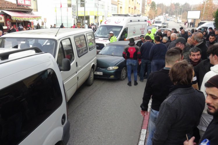Fenalaşan s&uuml;r&uuml;c&uuml;, 4 aracın karıştığı zincirleme kazaya neden oldu