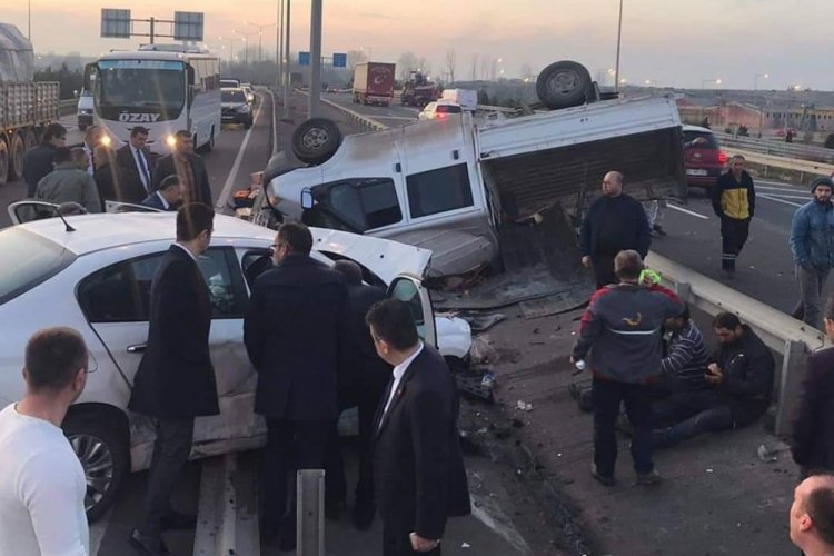 Kamyonet, otomobile &ccedil;arptı: 7 yaralı