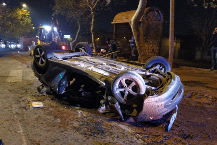 Freni boşalan kamyon otomobili ezdi: 2 yaralı