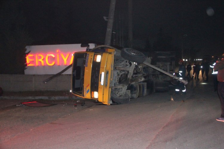 Kamyon y&uuml;ksek gerilim direğine &ccedil;arptı, b&ouml;lge elektriksiz kaldı