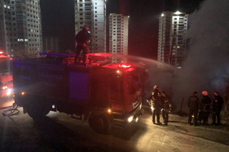 Kastamonu'da tek katlı ahşap ev yandı