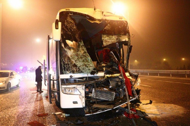 Yolcu otob&uuml;s&uuml;, otomobil ve TIR'a &ccedil;arptı: 9 yaralı