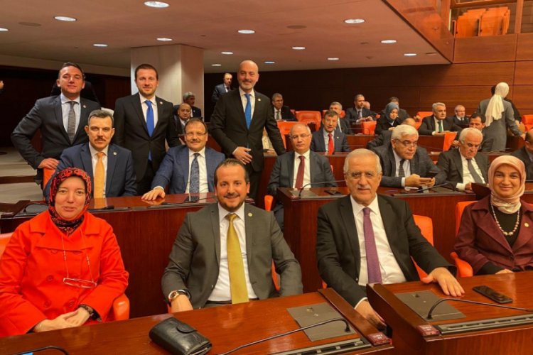 AK Parti Bursa Milletvekillerinden b&uuml;t&ccedil;e pozu