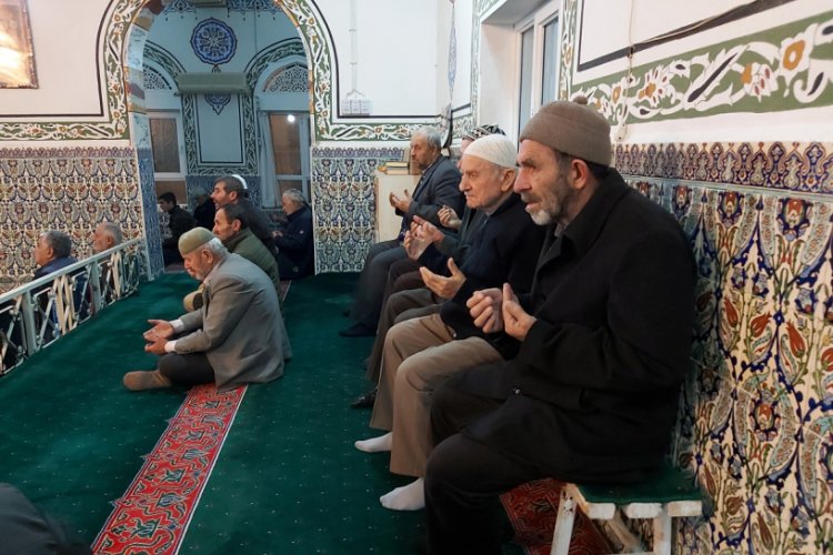 Bursa İznik'teki Boyalıca Camii'nde sabit oturaklar kaldırıldı