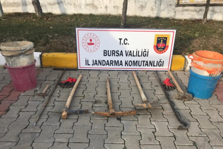 Bursa'da ka&ccedil;ak kazı yaparken su&ccedil;&uuml;st&uuml; yakalandılar