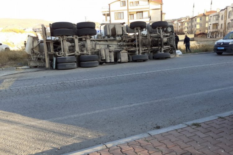Beton mikseri yan yattı
