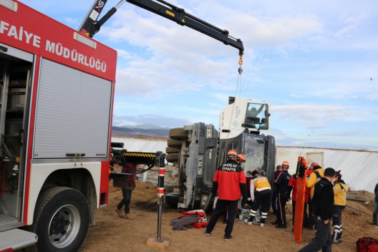 Devrilen kamyonda sıkışan s&uuml;r&uuml;c&uuml;y&uuml; itfaiye kurtardı