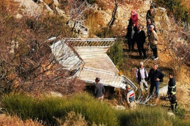 Kamyonet u&ccedil;uruma d&uuml;şt&uuml;! &Ouml;l&uuml; ve yaralılar var