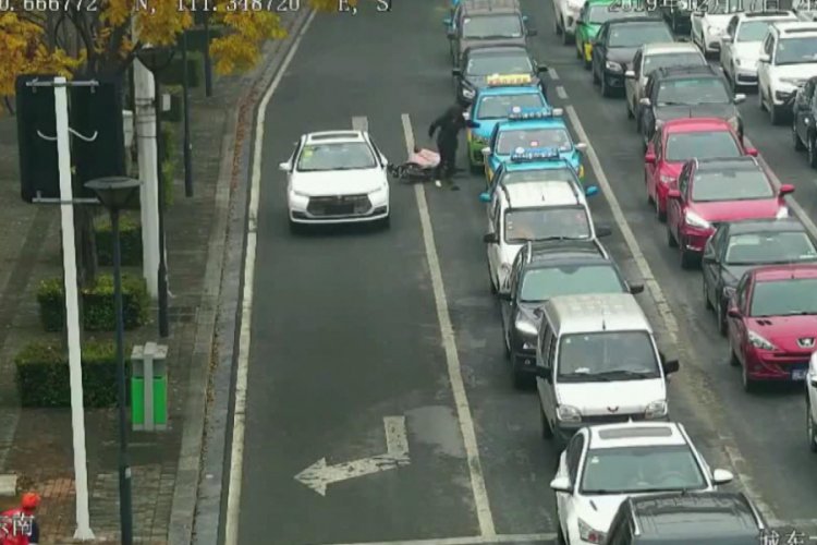 Kadın ve kocasına 10 dakika arayla aynı yerde otomobil &ccedil;arptı