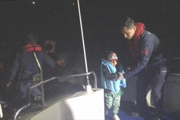 Botları s&uuml;r&uuml;klenen 24 d&uuml;zensiz g&ouml;&ccedil;men kurtarıldı