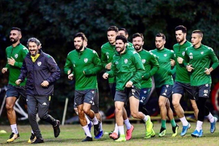 &Uuml;z&uuml;lmez ilk idmanında taktik verdi