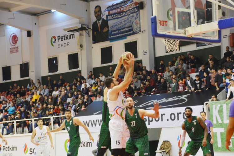 Derbinin galibi Bornova Belediyespor