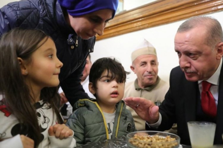 Cumhurbaşkanı Erdoğan vatandaşlarla boza i&ccedil;ti