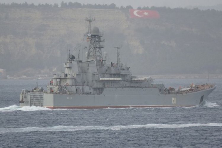 Rus savaş gemisi 'Azov' İstanbul Boğazı'ndan ge&ccedil;ti
