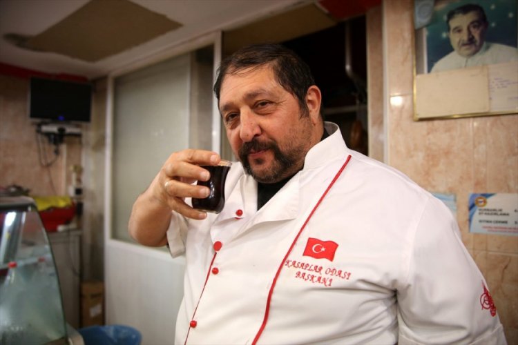 G&uuml;lerken i&ccedil;tiği 'bir yudum &ccedil;ay' hastanelik etti...