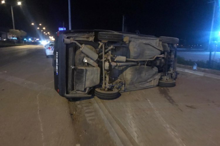 Bursa İneg&ouml;l'de trakt&ouml;re &ccedil;arpan otomobil devrildi: 1 yaralı