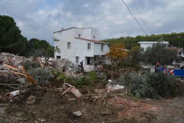 İzmir'de ormanlık alana inşa edilen 7 ev yıkıldı