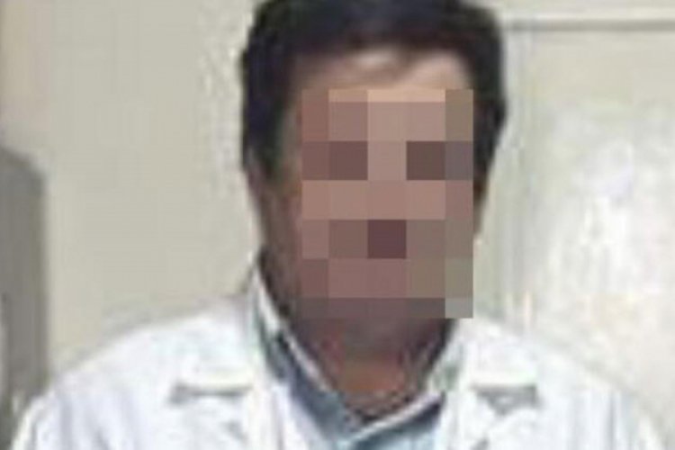 Sapık doktor &uuml;niversiteli kız tuvaletteki kamerayı fark edince yakalandı!