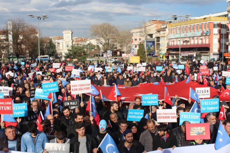 &Ccedil;in'in Doğu T&uuml;rkistan politikaları Bursa İneg&ouml;l'de y&uuml;r&uuml;y&uuml;şle protesto edildi