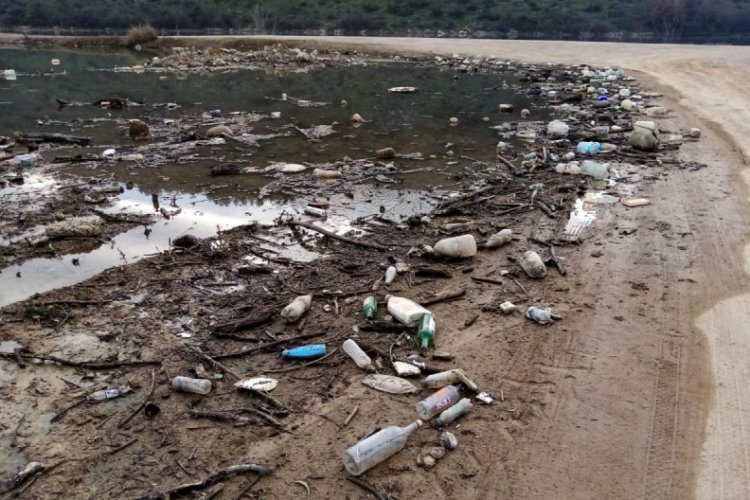 Bursa'da barajın su seviyesi azalınca, &ccedil;&ouml;p ve atıklar g&uuml;n y&uuml;z&uuml;ne &ccedil;ıktı