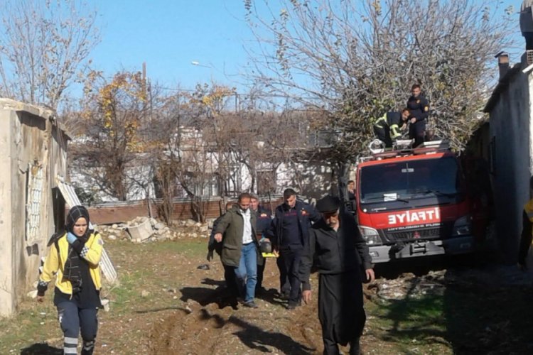 İki ev arasındaki boşluğa d&uuml;şen kadın kurtarıldı