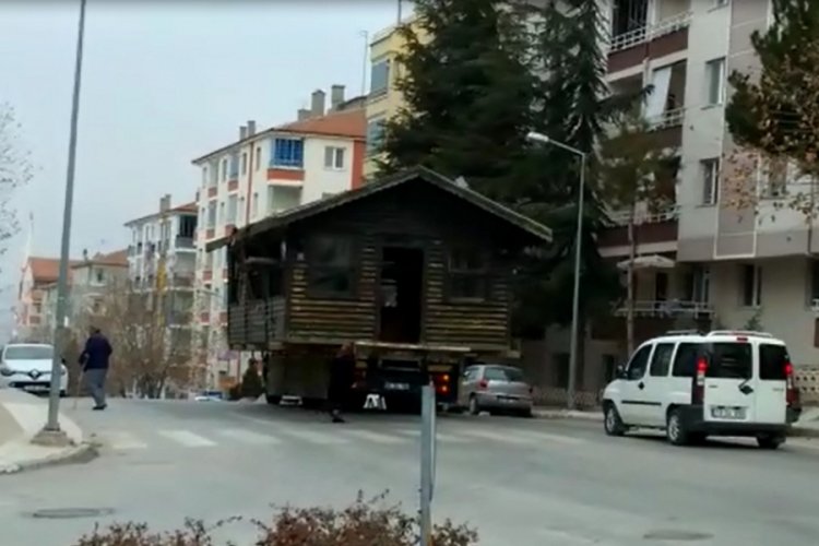 Kemal Sunal'ın 'G&uuml;len Adam' filmi ger&ccedil;ek oldu, evi kamyonla taşıdı