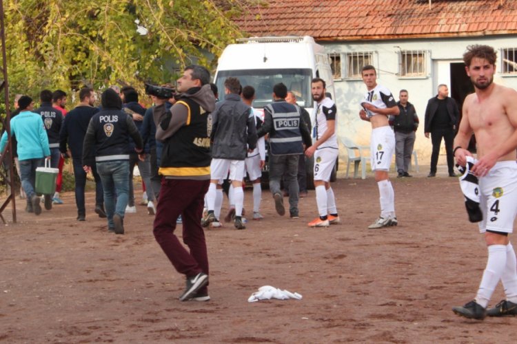 Ma&ccedil;ın ardından futbolcular birbirine girdi