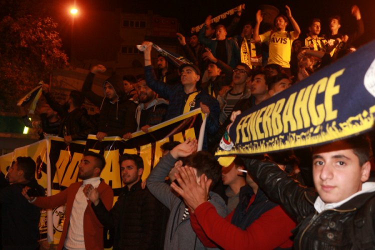 Fenerbah&ccedil;eli taraftarlardan galibiyet coşkusu