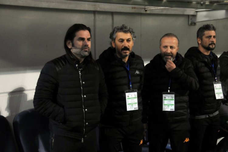 Bursaspor Teknik Direkt&ouml;r&uuml; &Uuml;z&uuml;lmez, "Tecr&uuml;beliyiz ama bu m&uuml;cadelenin &uuml;st&uuml;ne &ccedil;ıkmamız gerekiyor"