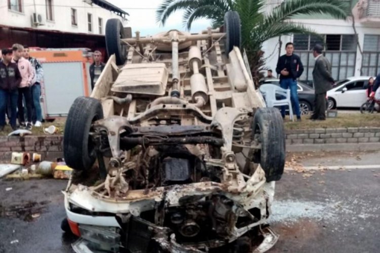 Hafif ticari araca &ccedil;arpan kamyonet ters d&ouml;nd&uuml;