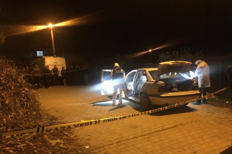 Otomobilde silahlı saldırıya uğrayan iki arkadaş &ouml;ld&uuml;