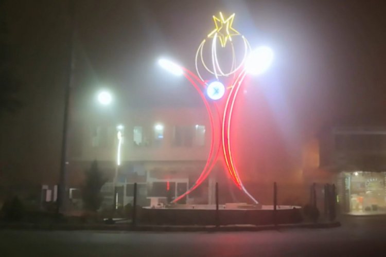 Yoğun sis s&uuml;r&uuml;c&uuml;lere zor anlar yaşattı