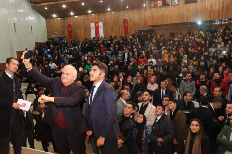 Binali Yıldırım'ın "Koltuk elden gitti" esprisi herkesi g&uuml;ld&uuml;rd&uuml;