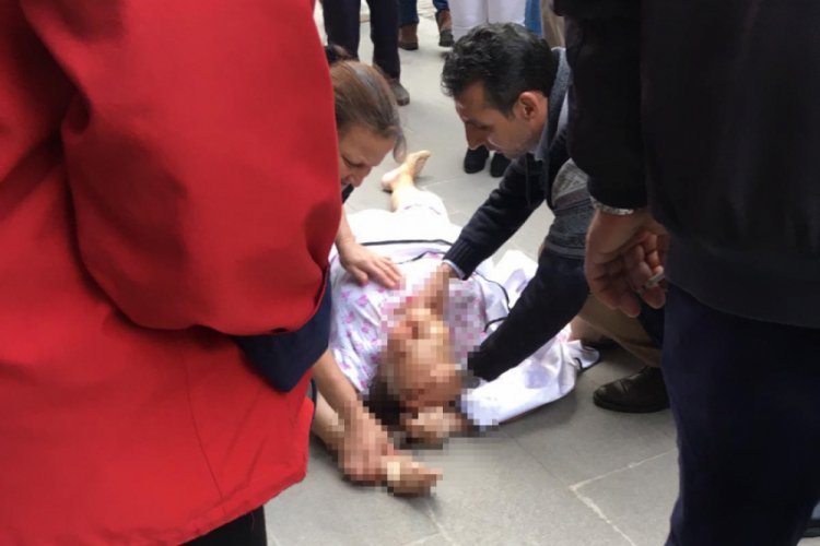 Yaşlı kadın balkondan d&uuml;şt&uuml;