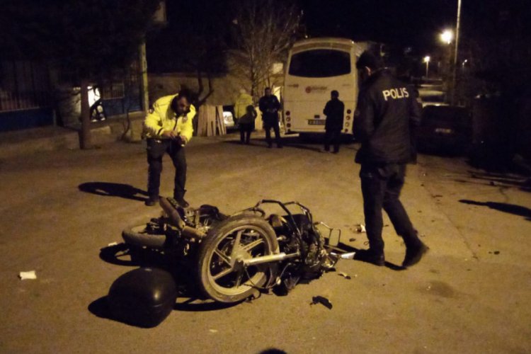Bursa'da servis minib&uuml;s&uuml;ne &ccedil;arpan motosikletteki 2 gen&ccedil; yaralandı