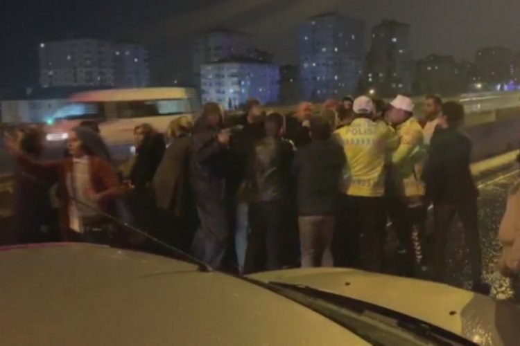 Kadık&ouml;y'de zincirleme kazaya karışan s&uuml;r&uuml;c&uuml;ler kavga etti