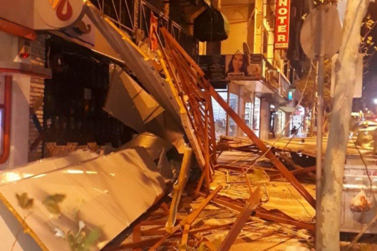 Kuvvetli r&uuml;zgar dershanenin &ccedil;atısını u&ccedil;urdu