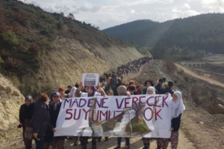 &Ccedil;anakkale Kumarlar k&ouml;y&uuml;nde kadınlardan protesto