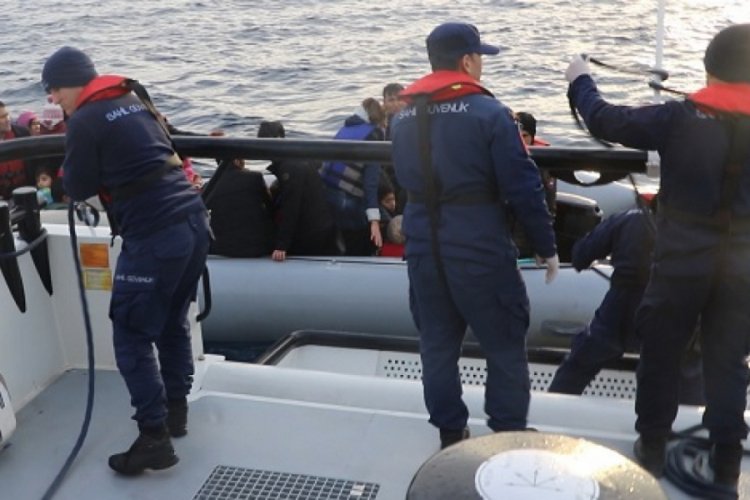 &Ccedil;anakkale'de lastik botta 28'i &ccedil;ocuk, 50 ka&ccedil;ak g&ouml;&ccedil;men yakalandı