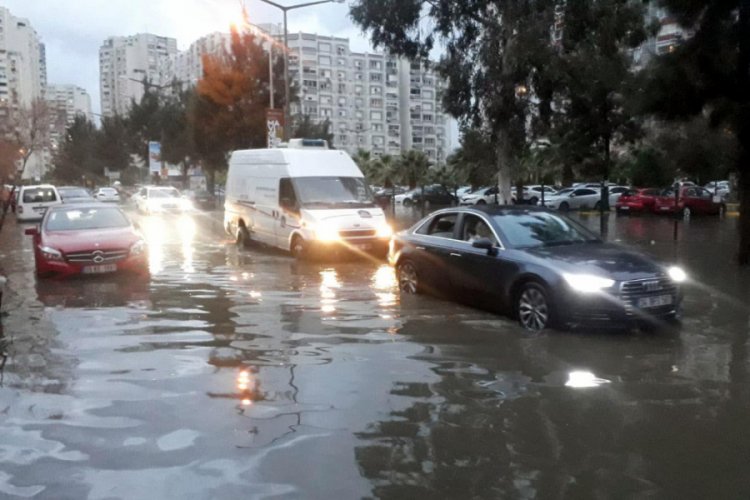 İzmir'de yollar g&ouml;le d&ouml;nd&uuml;, binalara su doldu