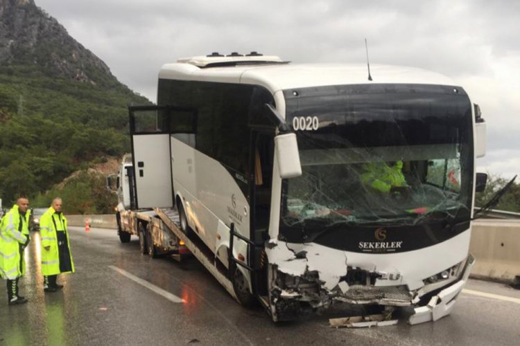 Servis aracı kayalıklara &ccedil;arptı: 17 yaralı