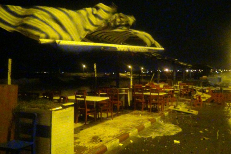 Silivri'de dev dalgalar yolları su altında bıraktı