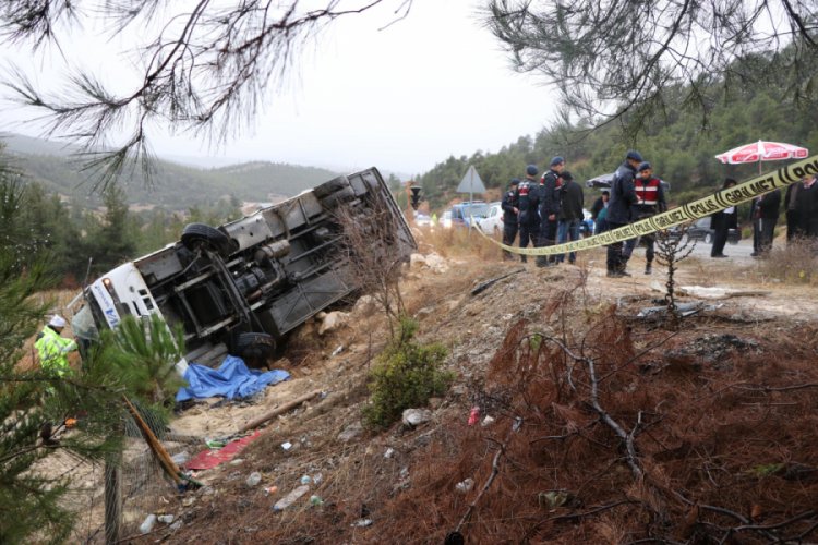 Denizli'de yolcu midib&uuml;s&uuml; devrildi: 1 &ouml;l&uuml;, 20 yaralı