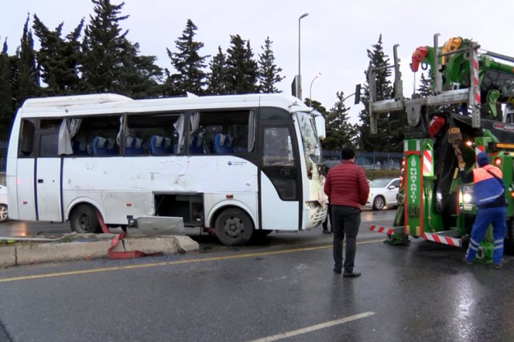 Bakırk&ouml;y'de otomobilin &ccedil;arptığı servis midib&uuml;s&uuml; devrildi: 4 yaralı