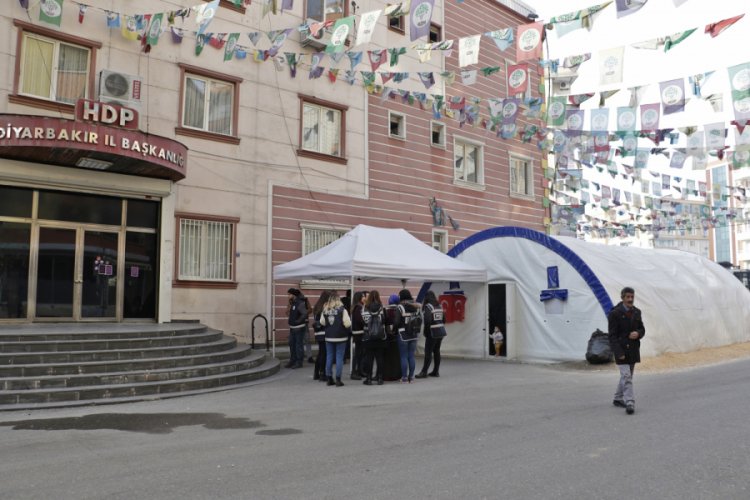 HDP &ouml;n&uuml;ndeki oturma eyleminde 112'nci g&uuml;n