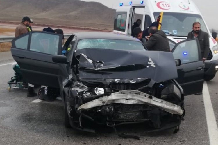 Tır ile otomobil &ccedil;arpıştı
