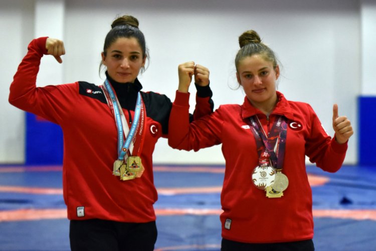 Eda ve Ece kardeşler g&uuml;reş idmanındaki farklı &ccedil;alışma metoduyla dikkat &ccedil;ekiyor