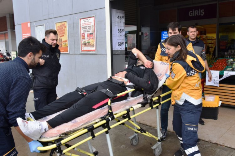 &Ouml;ğretmeni, trafikte tartıştığı s&uuml;r&uuml;c&uuml; bı&ccedil;akladı